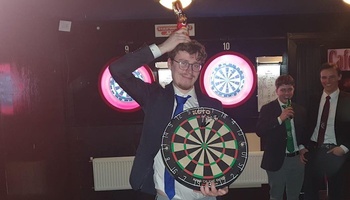 PUB QUIZ, MAAR DAN MET DARTS!