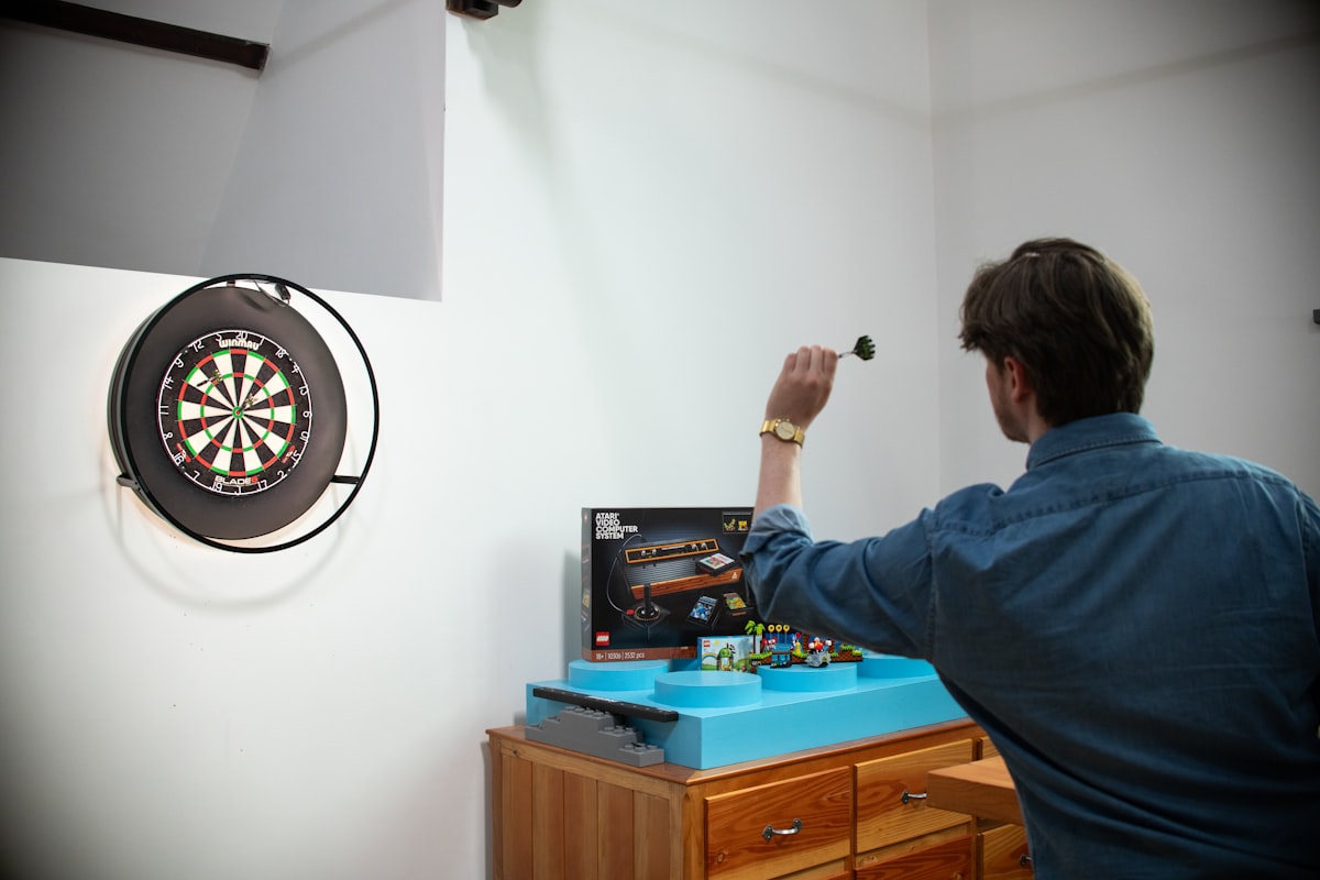 Dartspeler in werpbeweging richting het bord